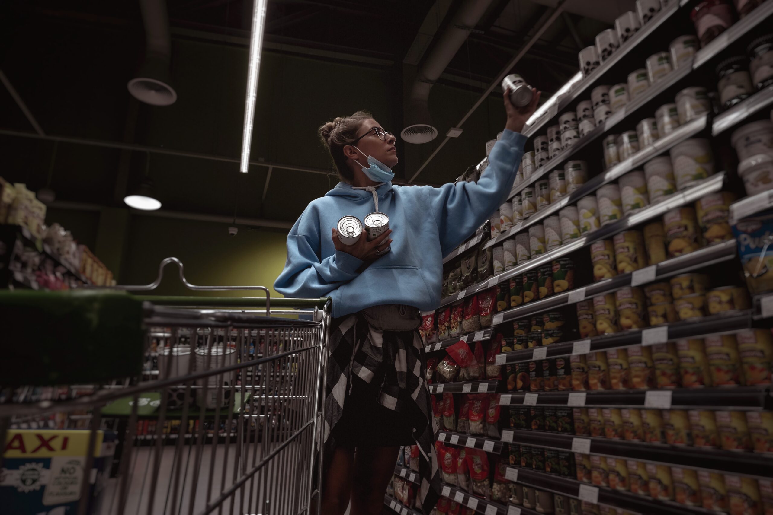 Persona haciendo compras de supermercado